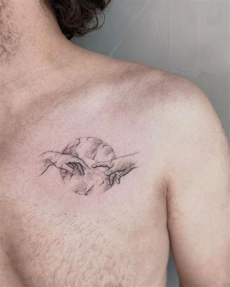 tatuaje minimalista pecho hombre|Tatuajes en el pecho minimalistas para hombre